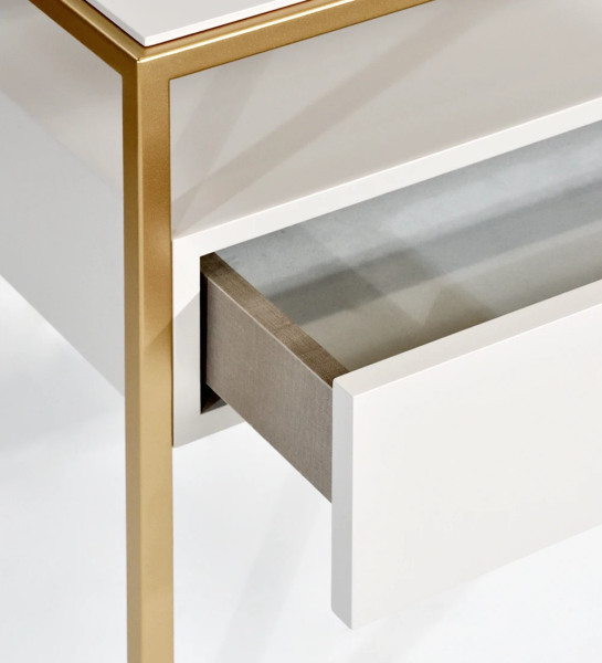 Table de chevet avec 1 tiroir et plateau laqué en perle, pied en métal laqué en or.